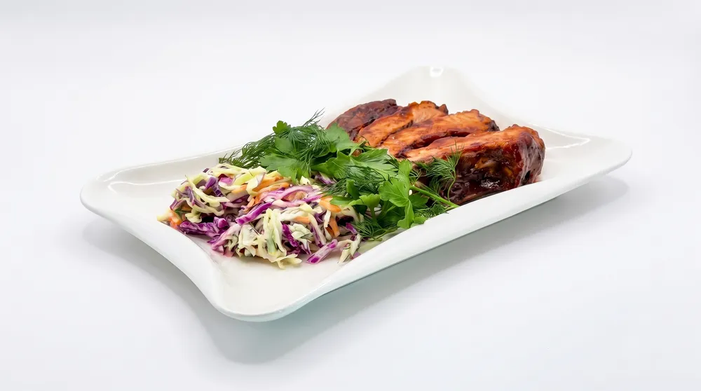 Глазированные свиные ребра BBQ с яблочным коул-слоу